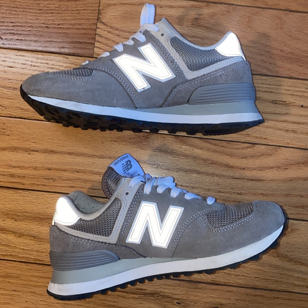 New Balance 574 sneakers Grey White Women sz 6 / Men sz 4.5 WIDE ML574EGG